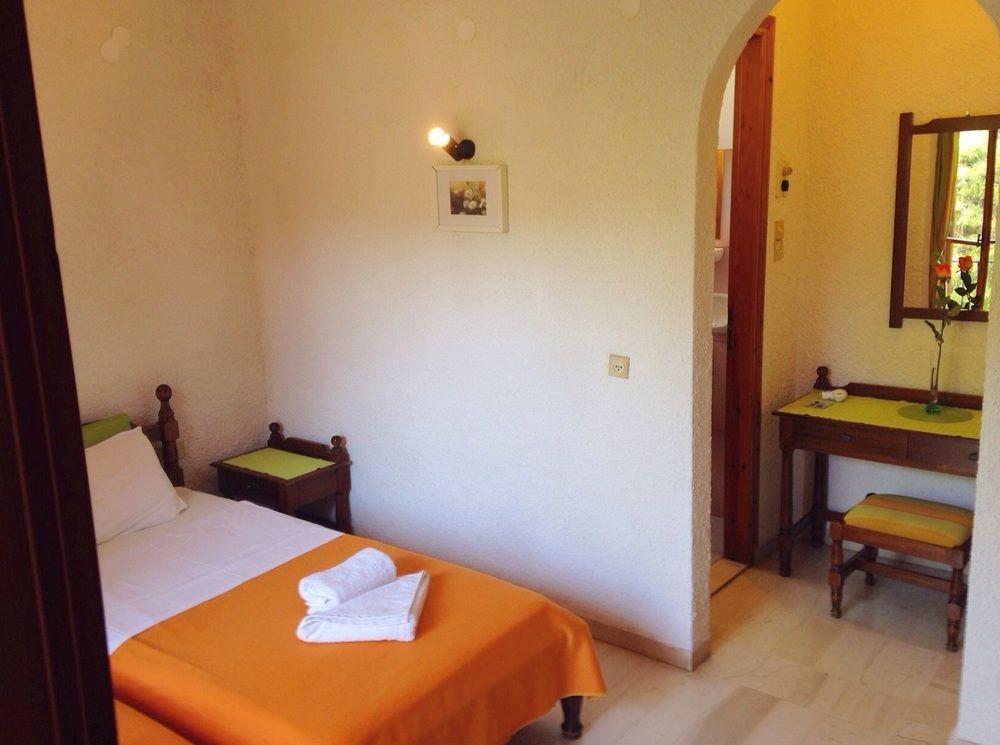 Artemis Rooms Agia Marina  ภายนอก รูปภาพ