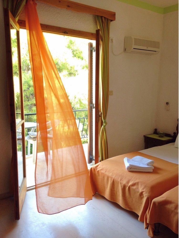 Artemis Rooms Agia Marina  ภายนอก รูปภาพ